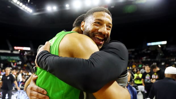 royce-white-ryan-hollins.jpg